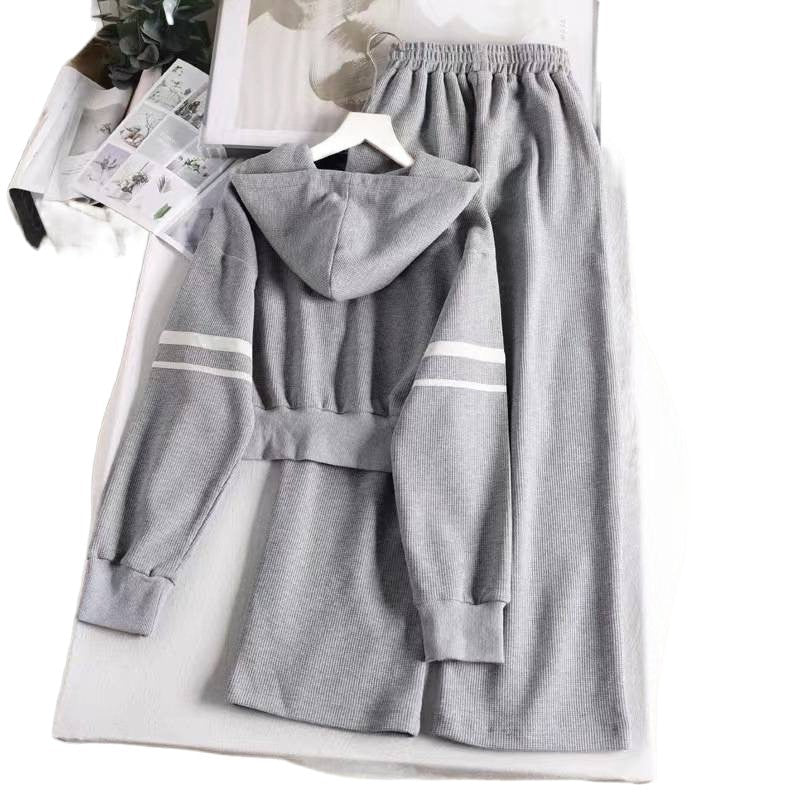 Women’s leisure hoodie and wide-cut jogging pants combination with practical zipper Chic & Stil