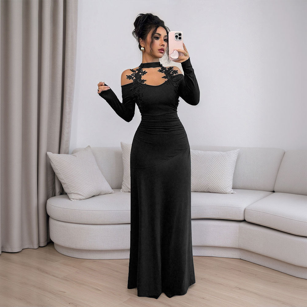 Robe de soirée ajustée pour femmes avec design à manches dénudées et accents floraux Chic & Stil