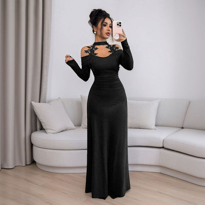 Robe de soirée ajustée pour femmes avec design à manches dénudées et accents floraux Chic & Stil