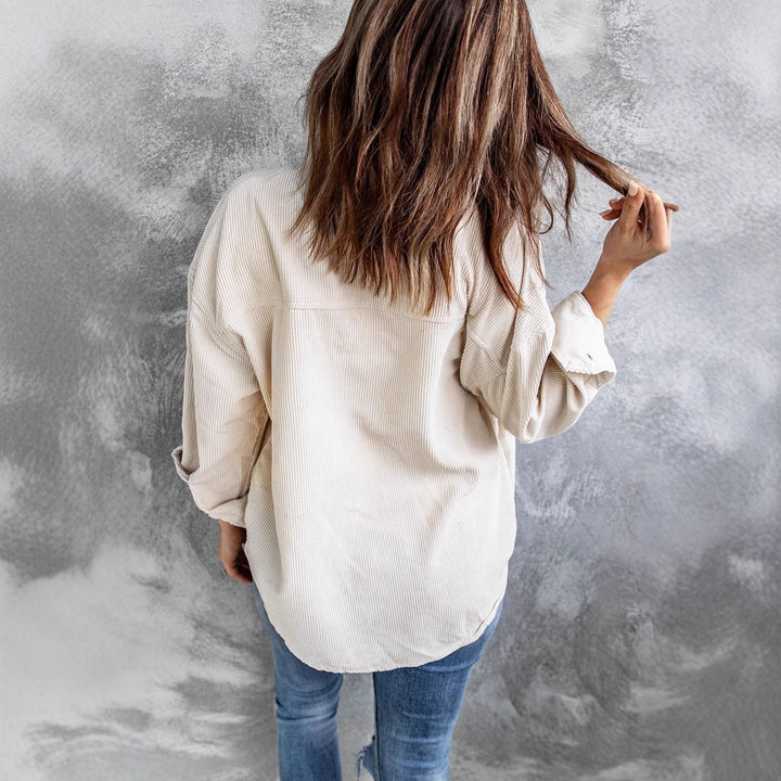 Chemisier en velours côtelé décontracté pour femmes avec poche poitrine pratique et détails de boutons Chic & Stil