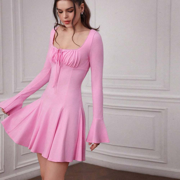 Robe femme avec un décolleté plongeant et des manches à volants élégantes Chic & Stil