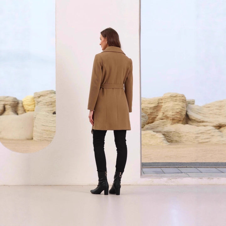 Veste de transition élégante pour femmes avec col moderne et fermeture à boutons Chic & Stil