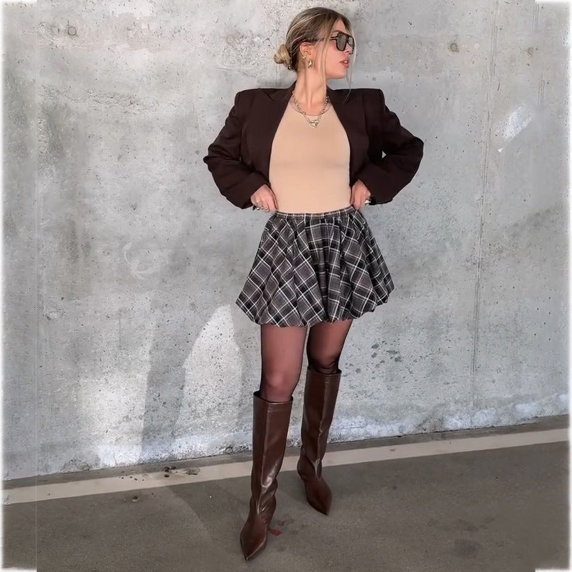 Plaid mini skirt for ladies with a loose fit and a playful ruffle Lune London