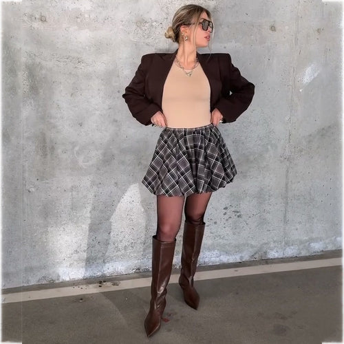 Plaid mini skirt for ladies with a loose fit and a playful ruffle Lune London