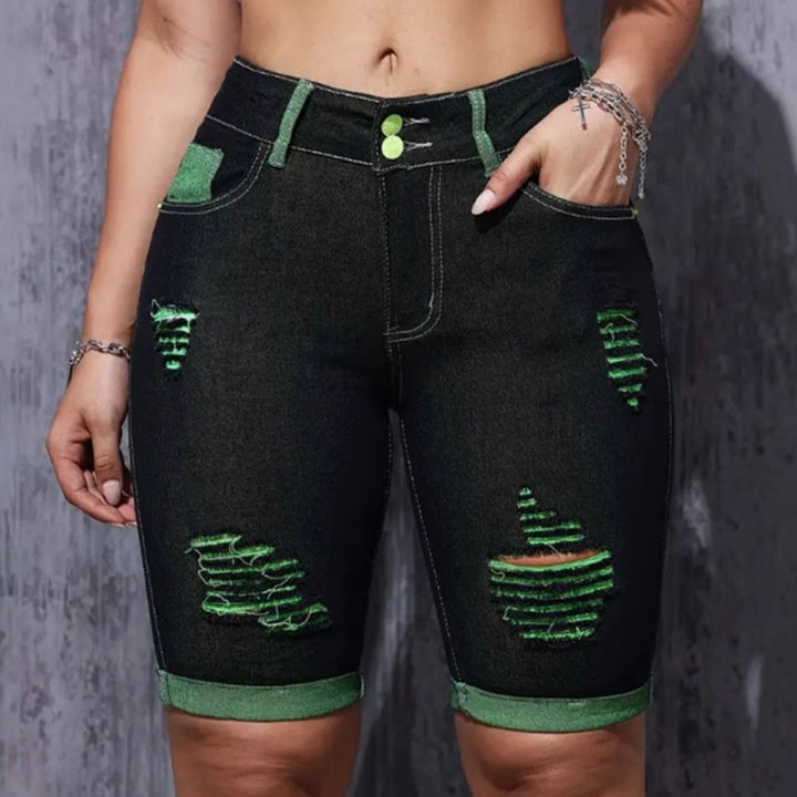 Shorts en denim déchirés pour femmes avec taille haute et accents néon Chic & Stil