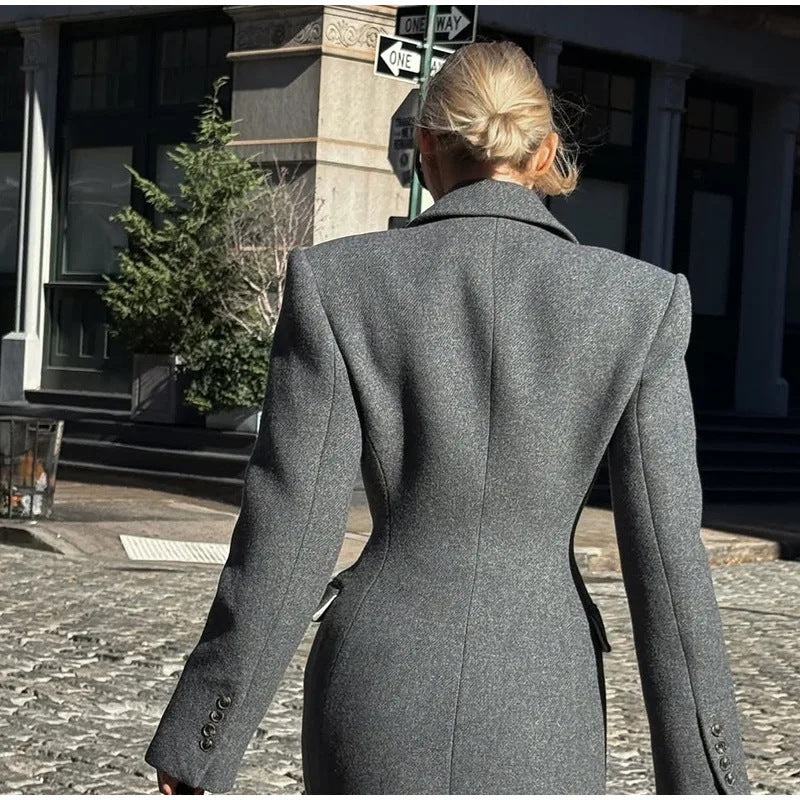 Ladies elegant wool coat with fitted cut and long sleeves Lune London