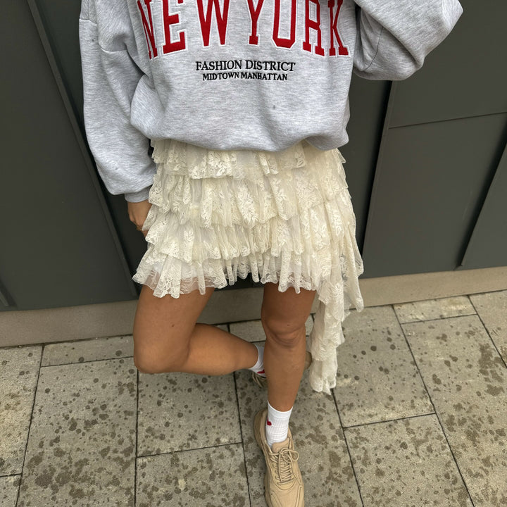 Women's sweatshirt with casual inscription and comfortable fit Lune London
