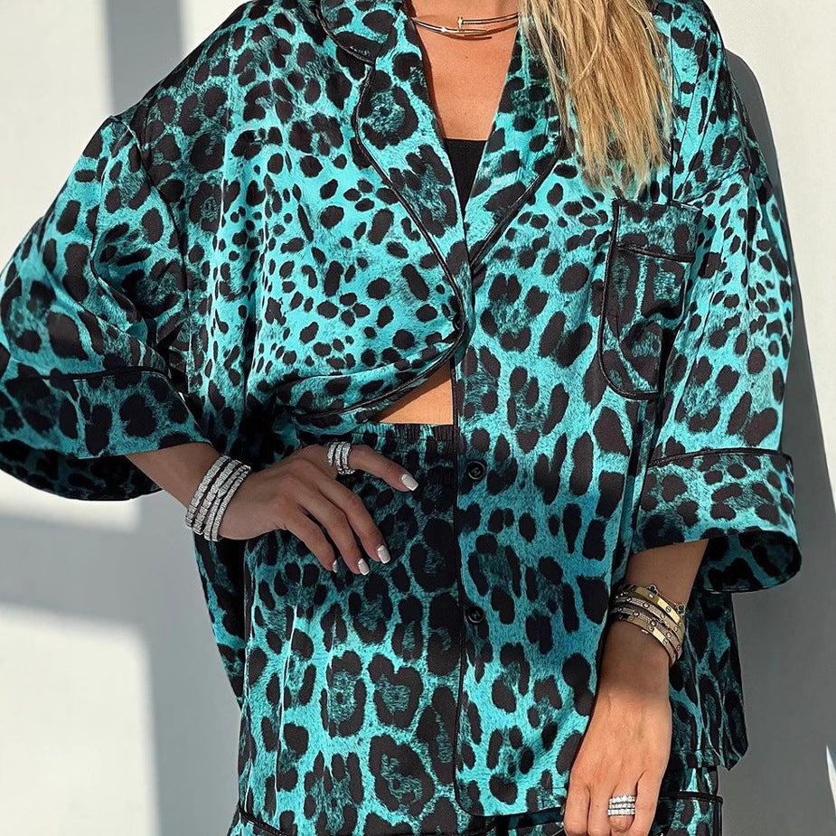 Short satin blouse with short sleeves for women with leopard print and relaxed fit Lune London