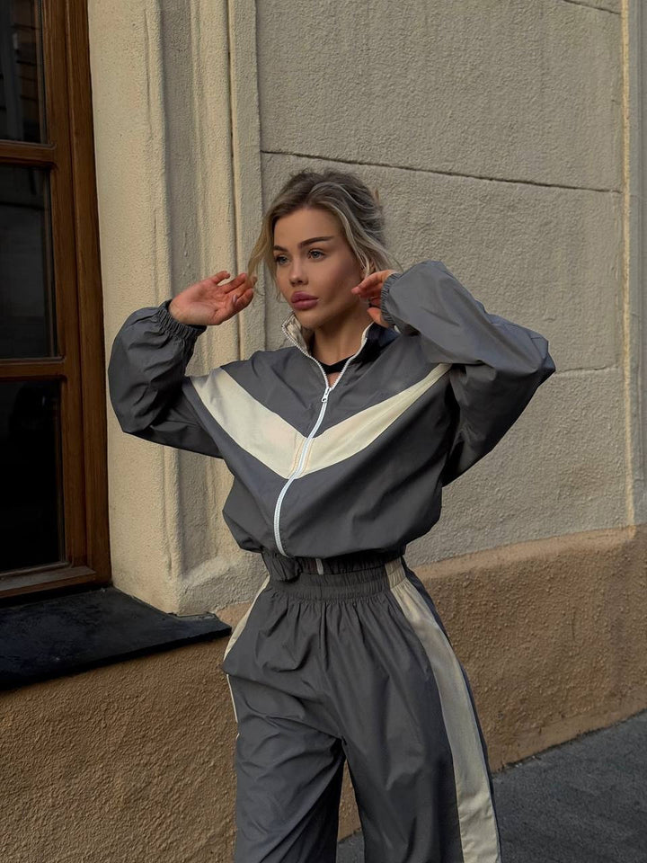 Women's sporty windbreaker with high collar and contrasting stripes Chic & Stil