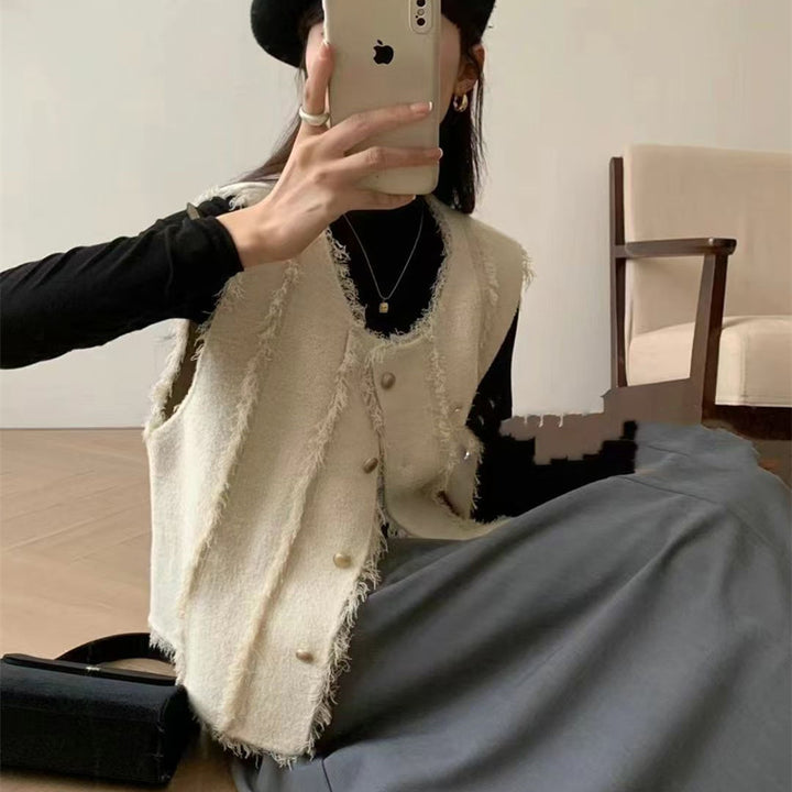 Gilet tricoté sans coutures pour femmes avec des détails de bouton élégants et des bords effilochés Chic & Stil