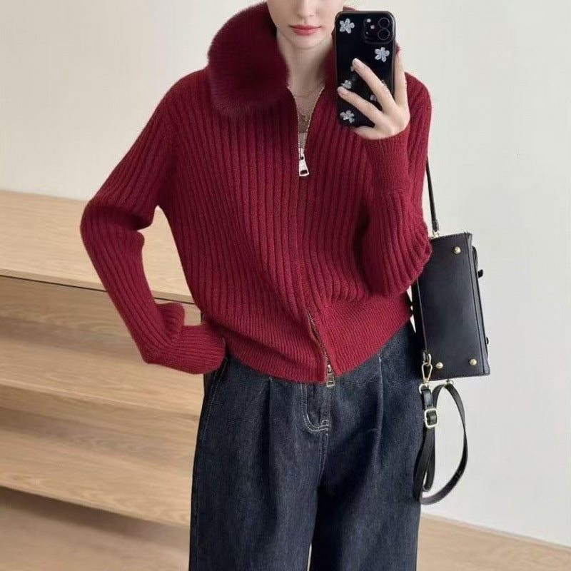 Cardigan pour femmes avec un col en fausse fourrure de haute qualité et une texture côtelée élégante Chic & Stil