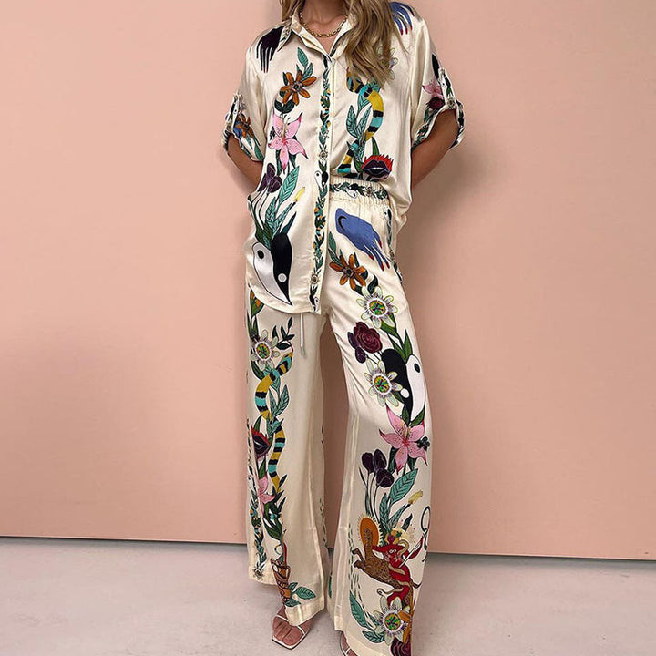 Ensemble deux pièces en satin chic et confortable pour femmes avec motif floral Chic & Stil