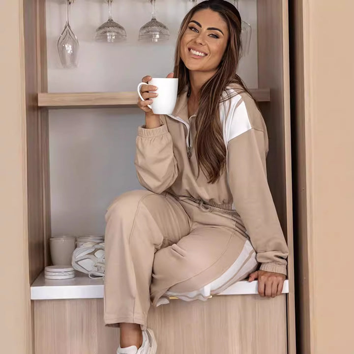 Women's sporty lounge set with high-neck top and elastic trousers Chic & Stil