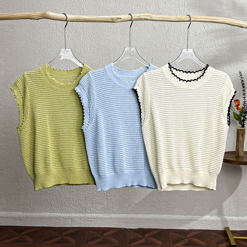 Top court à manches courtes en tricot pour femmes avec un motif texturé fin et des volants ludiques Chic & Stil