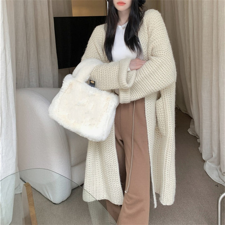 Women chunky knit with practical pockets and trendy embossed pattern Lune London