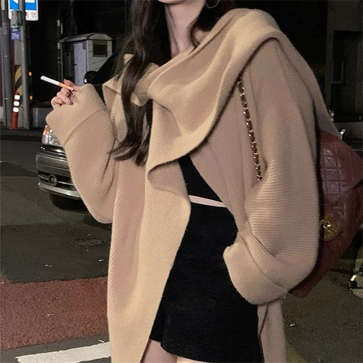 Pull en tricot surdimensionné décontracté pour femmes avec coupe asymétrique et matériau doux Chic & Stil