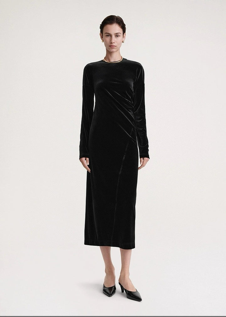 Elegant maxi dress for women in high-quality velvet with long sleeves and trendy V neckline Lune London