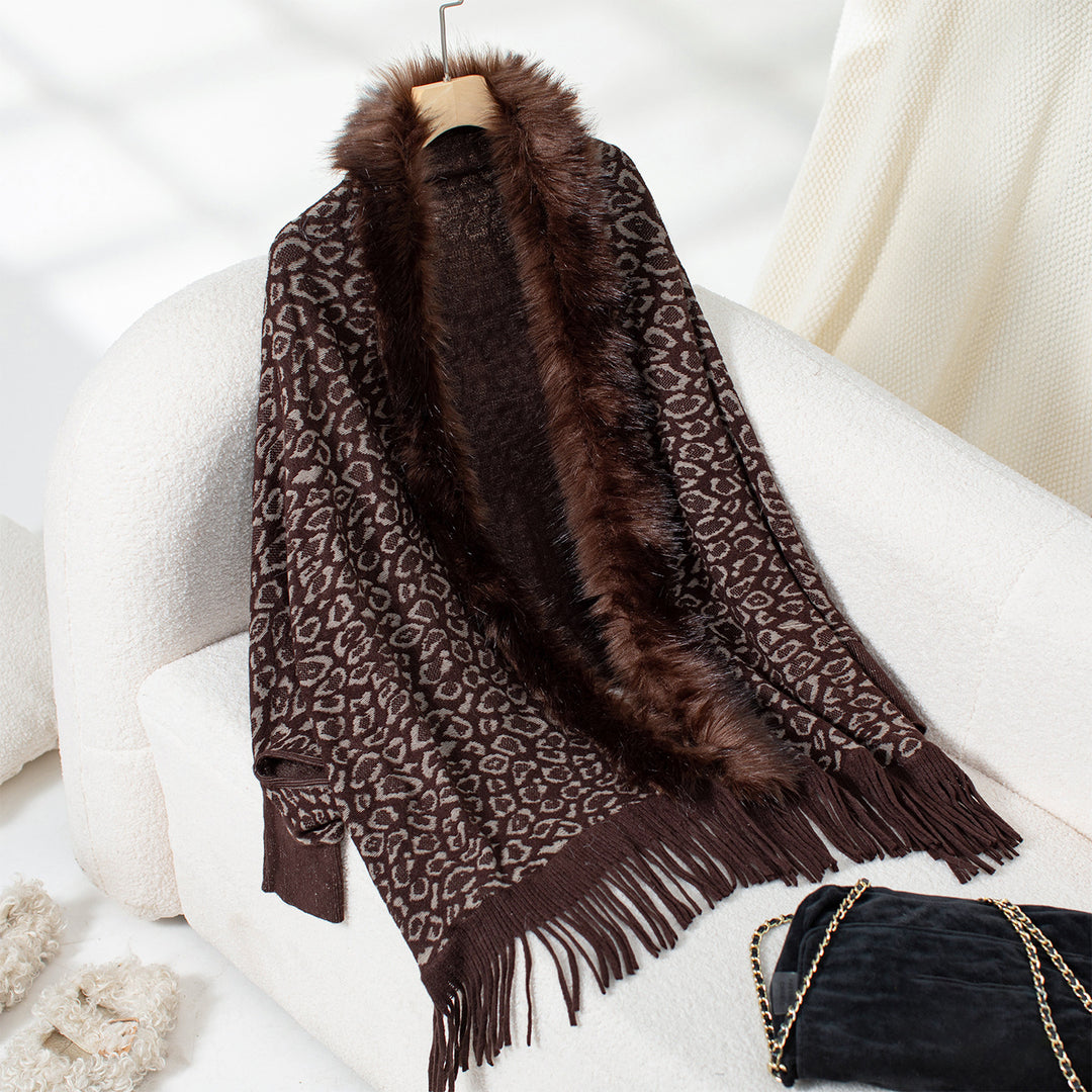 Elegant women's poncho sweater with a luxurious faux fur collar and a fringed hem Lune London