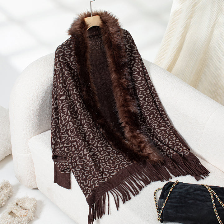 Elegant women's poncho sweater with a luxurious faux fur collar and a fringed hem Lune London