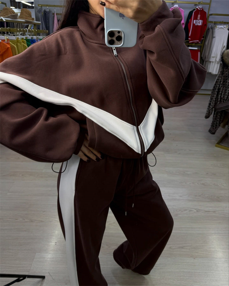 Women's sporty jogging suit with high collar and striking contrast stripes Chic & Stil