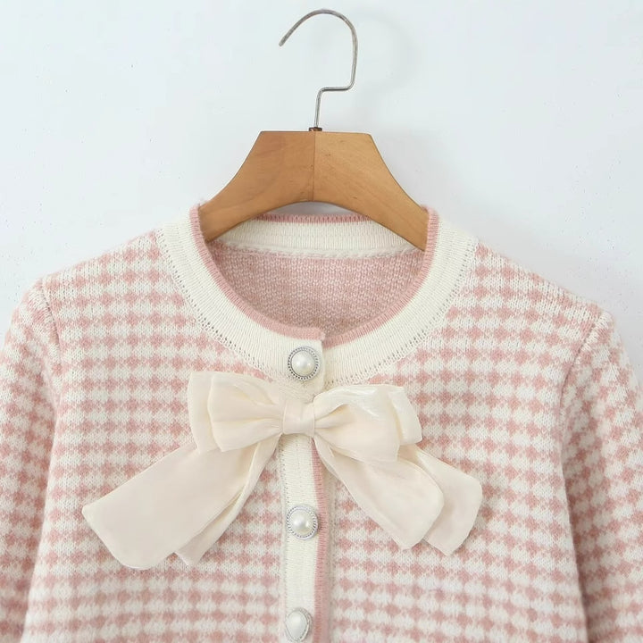 Lady's cardigan with decorative details and a charming shawl collar Lune London