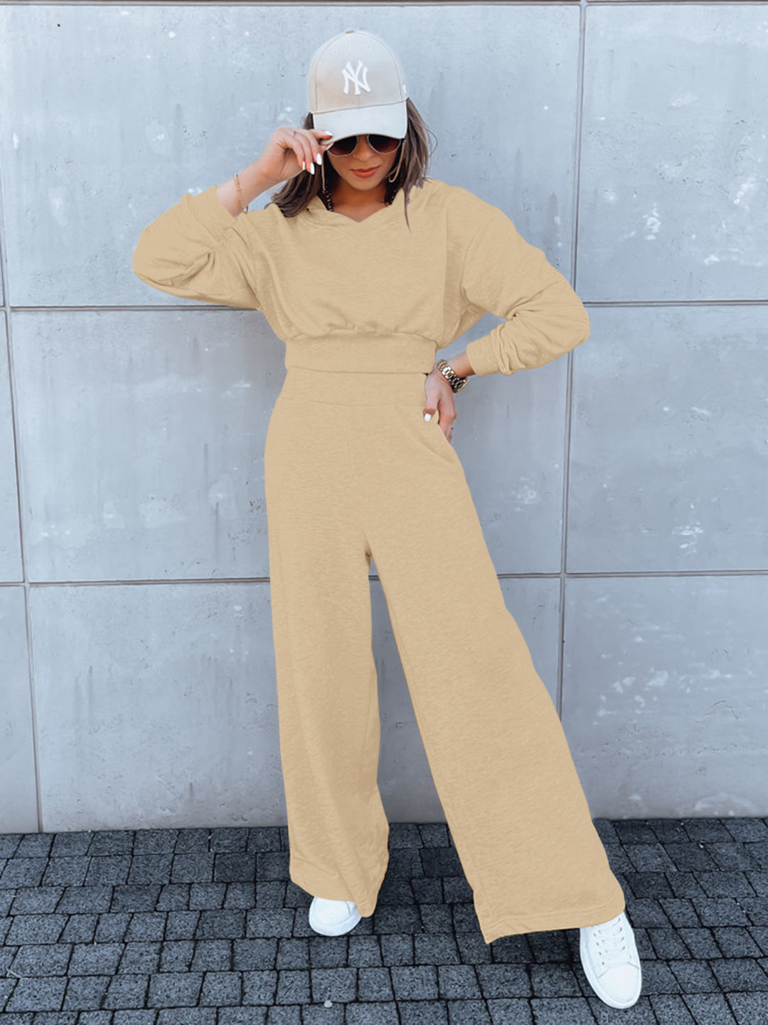Combinaison décontractée pour femmes avec jambes larges et capuche pratique Chic & Stil