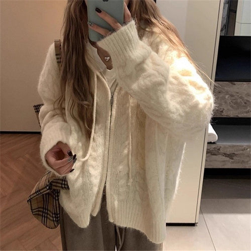 Ladies cozy cardigan with wide sleeves and a fine texture Lune London