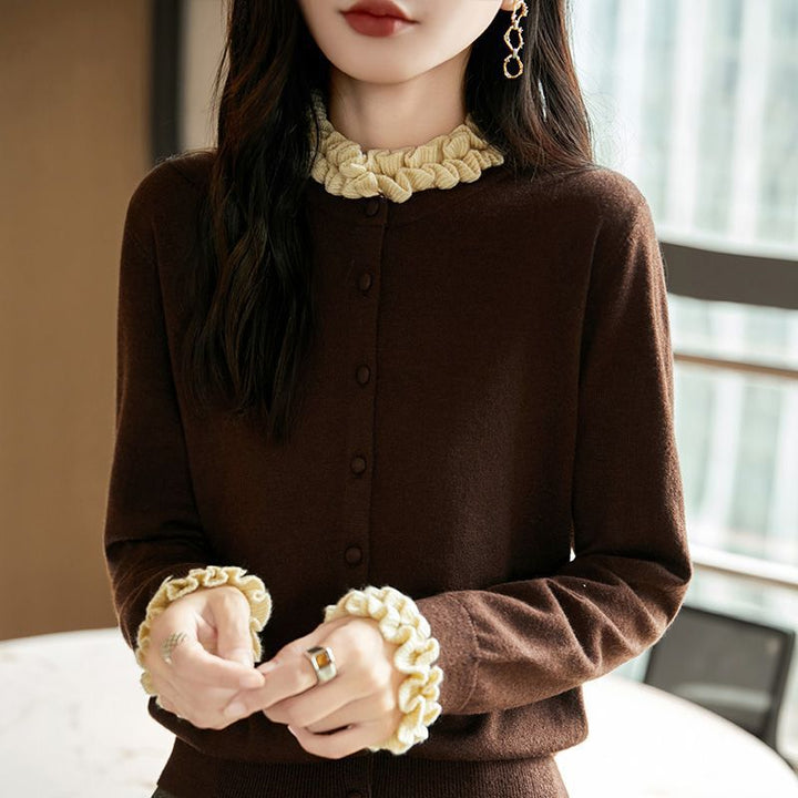 Cardigan pour femmes avec col volanté et détails de boutons Chic & Stil