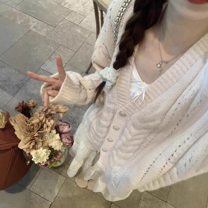 Cardigan pour femmes avec motif en cable et détail floral Chic & Stil