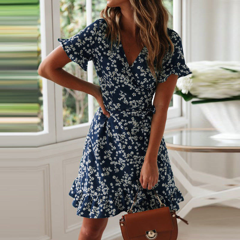 Robe portefeuille pour femme avec des ourlets froncés volumineux et un design floral Chic & Stil