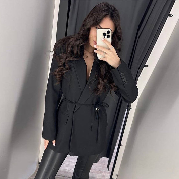 Fashionable women's blazer with adjustable belt Lune London