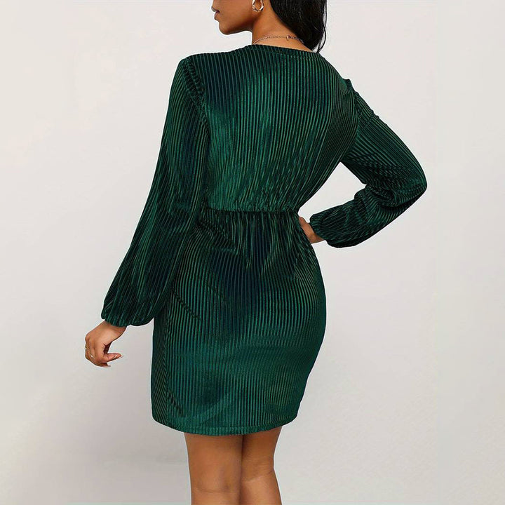 Robe portefeuille femme avec un élégant col en V et des détails de volants raffinés Chic & Stil