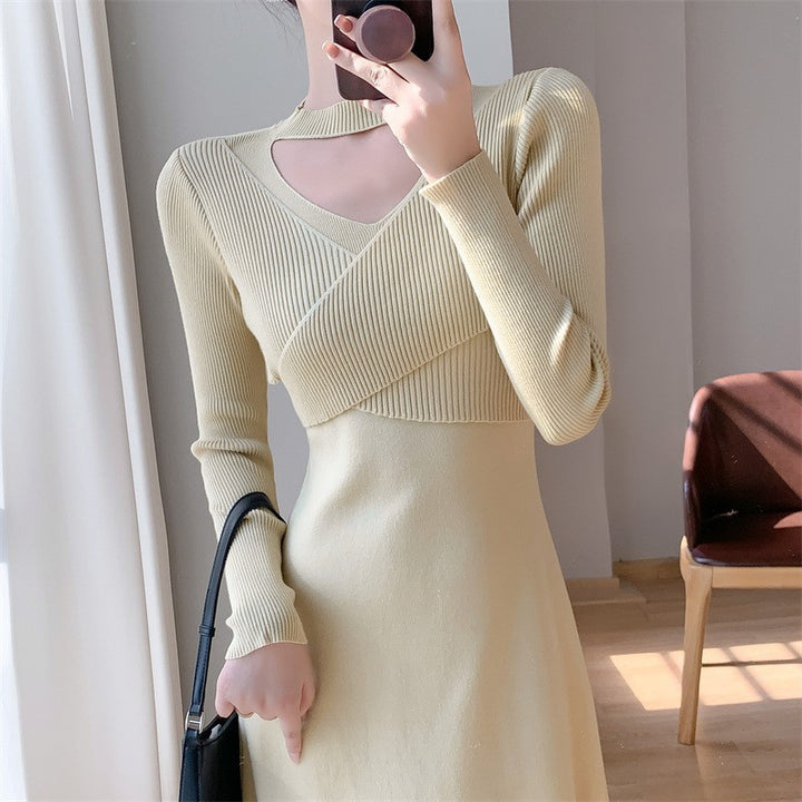 Robe tricotée pour femmes avec un design enveloppant à la mode et un détail découpé élégant