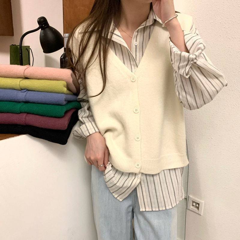 Gilet en tricot pour femmes avec un élégant col en V et fermeture à boutons Chic & Stil