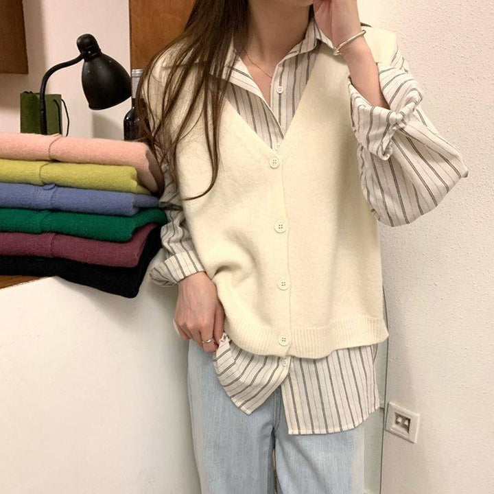 Gilet en tricot pour femmes avec un élégant col en V et fermeture à boutons Chic & Stil