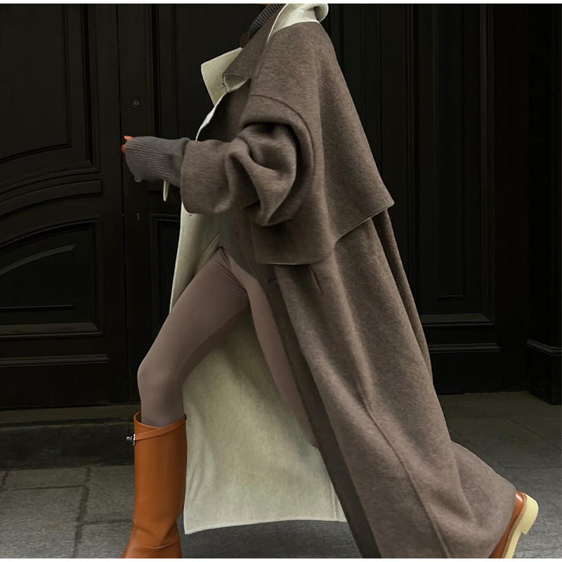 Elegant and comfortable wool coat for women with contrasting collar Lune London