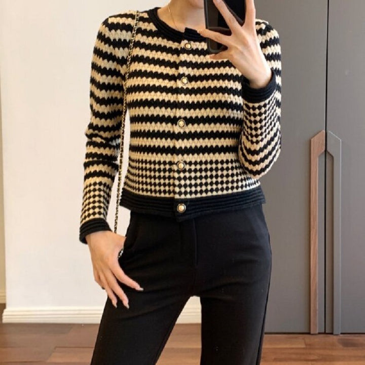 Ladies trendy knit jacket with graphic design and chic golden button details