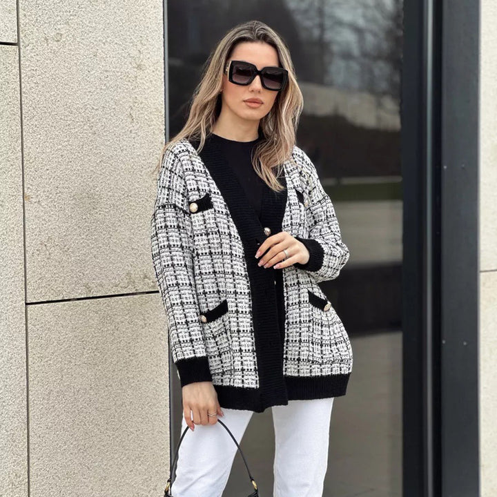Cardigan féminin à la mode avec un élégant motif à carreaux et des poches Chic & Stil
