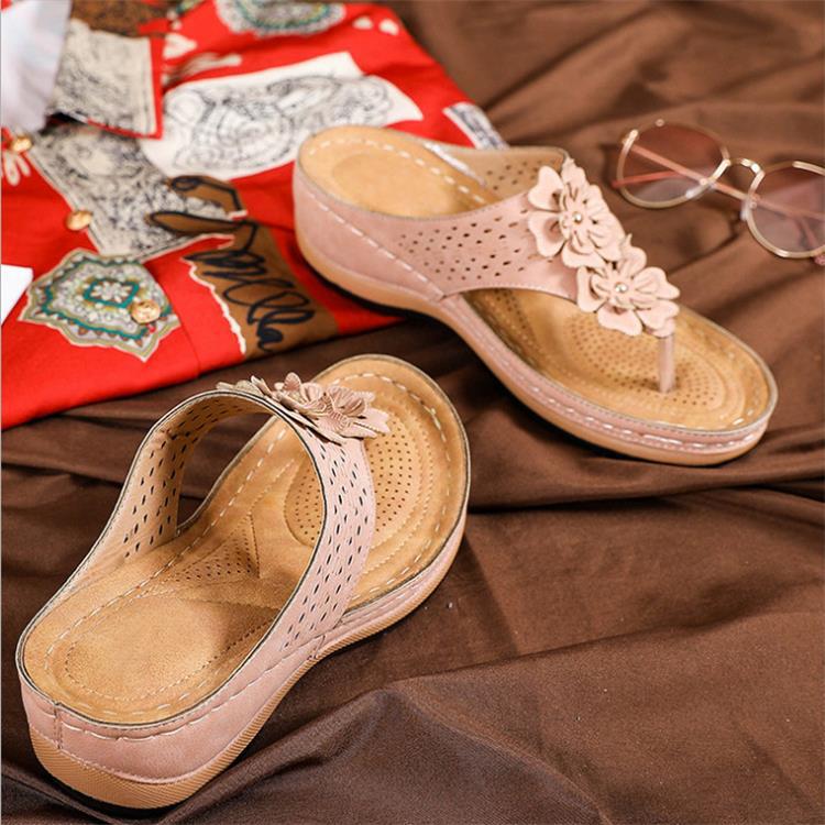 Comfortable thong sandals for women with decorative floral appliqués and an ergonomic sole Lune London