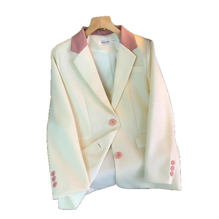 Blazer féminin stylé avec col élégant et détails de boutons spéciaux Chic & Stil