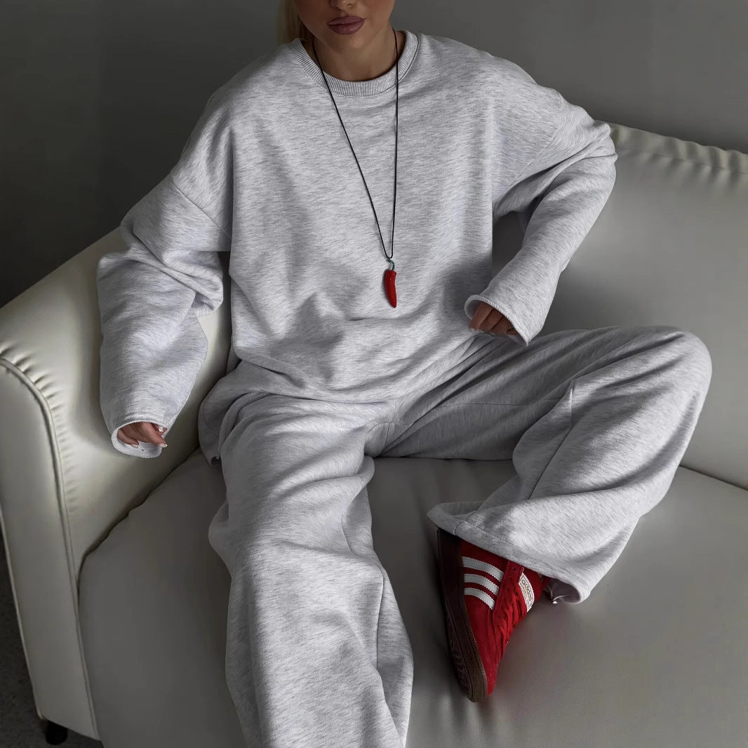 Women's stylish sweat set with casual cut and elastic drawstrings Chic & Stil