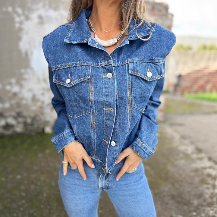 Veste en jean pour femmes à la coupe moderne avec poches pratiques et accents tendance Chic & Stil