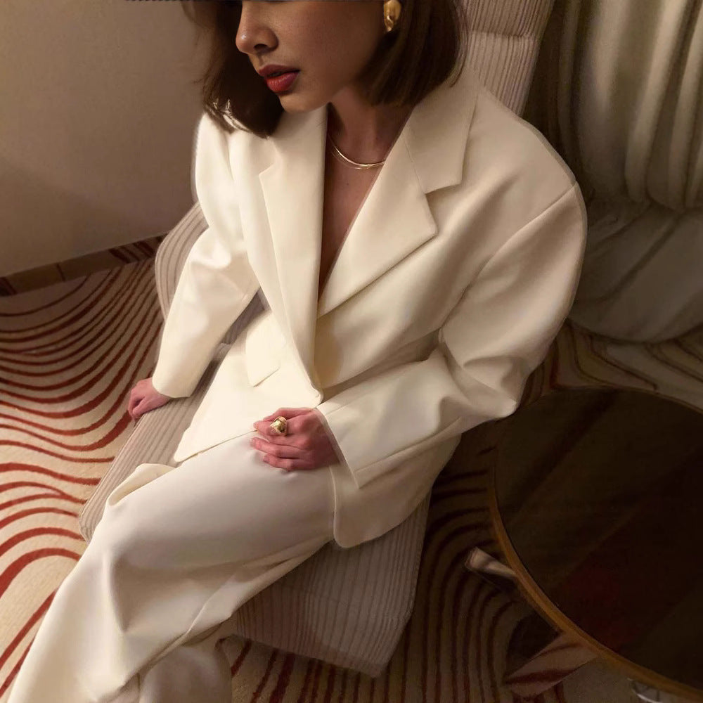 Elegant blazer jacket for women with a fitted cut and practical pockets Lune London