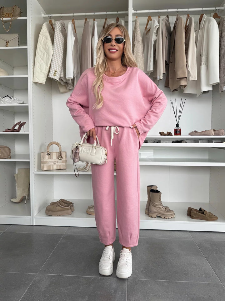 Women’s loungewear set with comfortable elastic waistband and modern sweatshirt