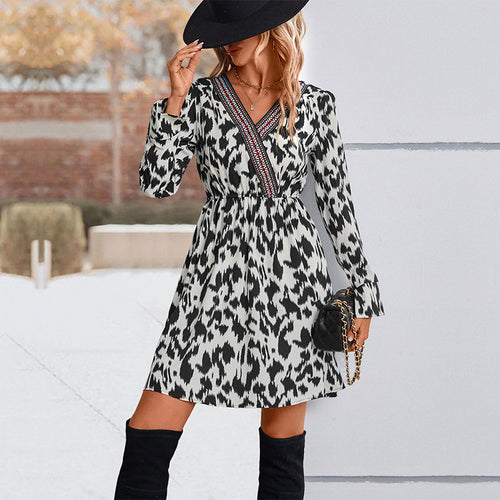 Robe cache-cœur élégante pour femmes avec des détails volantés et un décolleté en V Chic & Stil