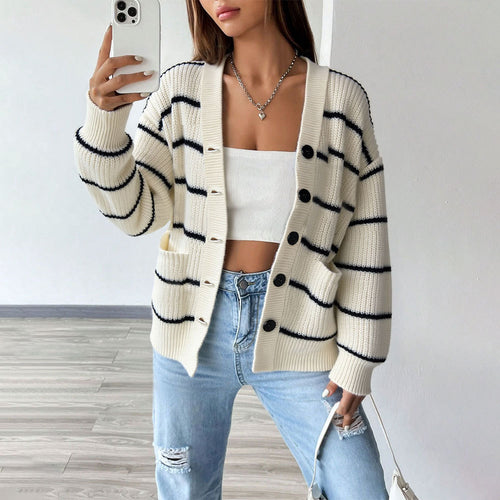 Cardigan tricoté à manches courtes rayé pour femmes avec fermeture à boutons et poches latérales Chic & Stil