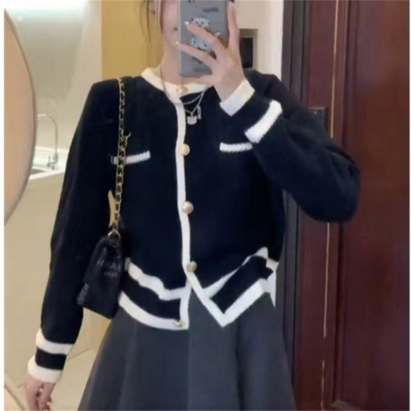 Elegant knitted jacket for women with decorative pockets and contrasting details Lune London