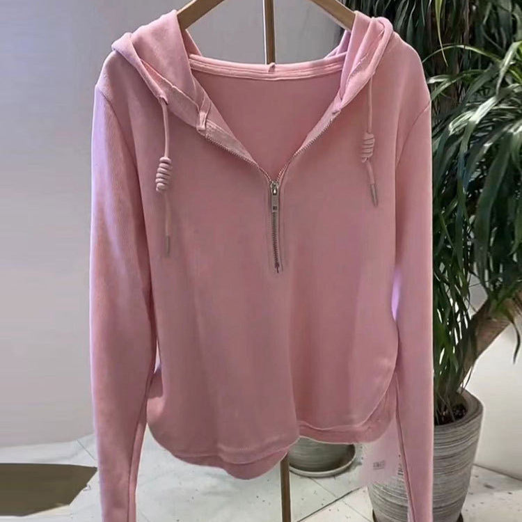 Women's casual hoodie with half zipper and modern cut Chic & Stil