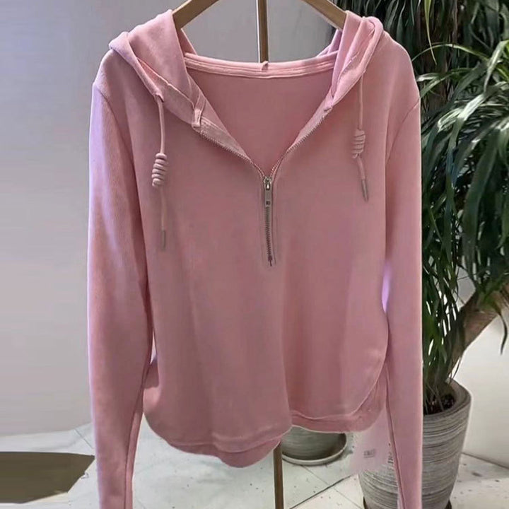 Women's casual hoodie with half zipper and modern cut Chic & Stil