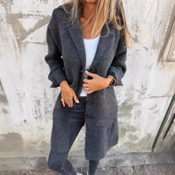 Elegant wool coat for women with practical pockets Lune London